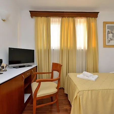 Отель Hotel Zadar 4*